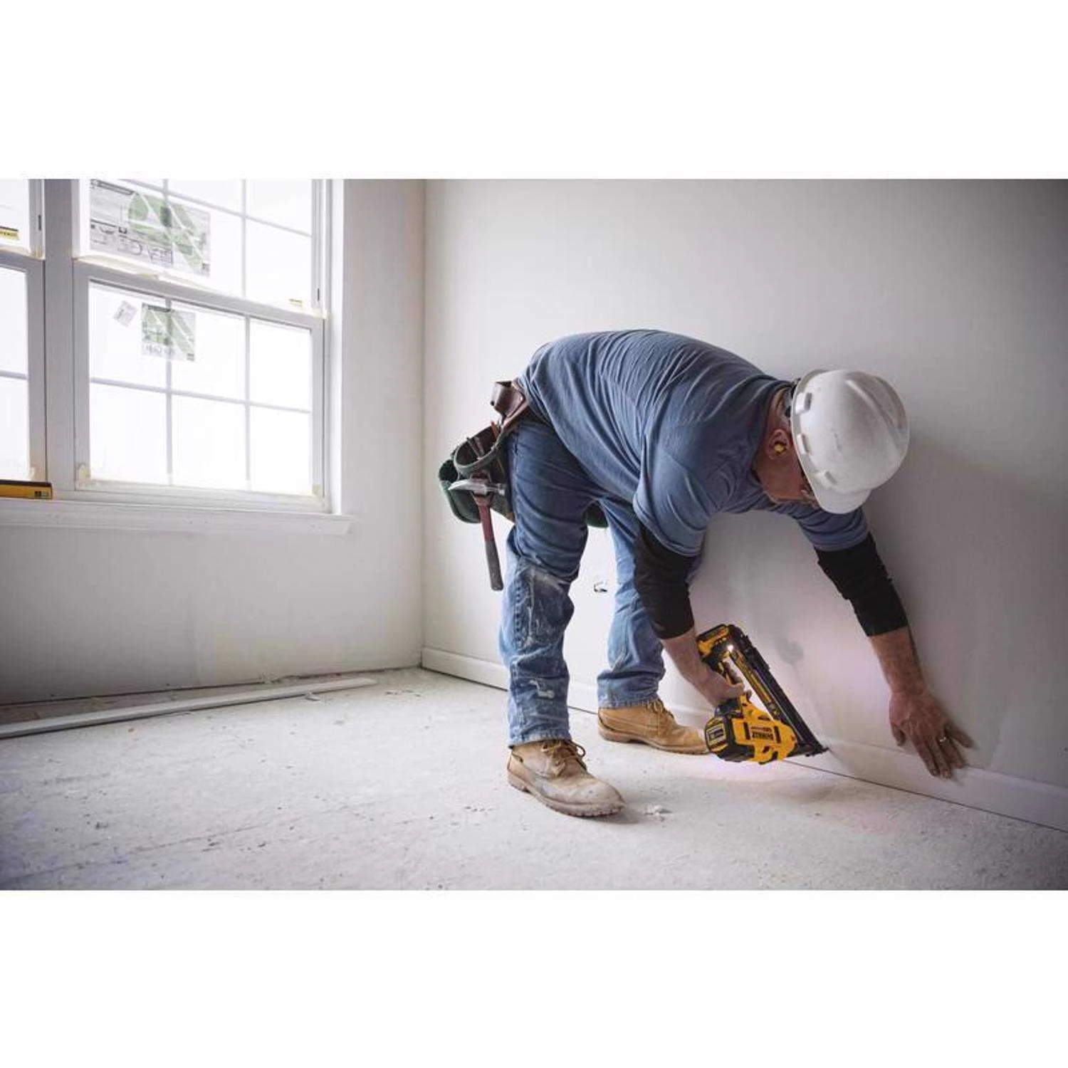 DeWalt 20V Max XR 15 Ga. Cordless Nailer 20 V 6 DeWalt 20V Max XR 15 Ga. Cordless Nailer 20 V - Image 6